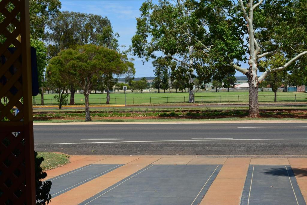 Motel Oasis Kingaroy Bagian luar foto