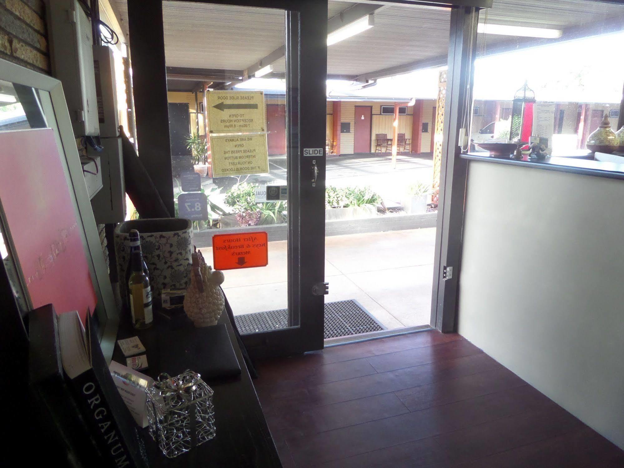 Motel Oasis Kingaroy Bagian luar foto